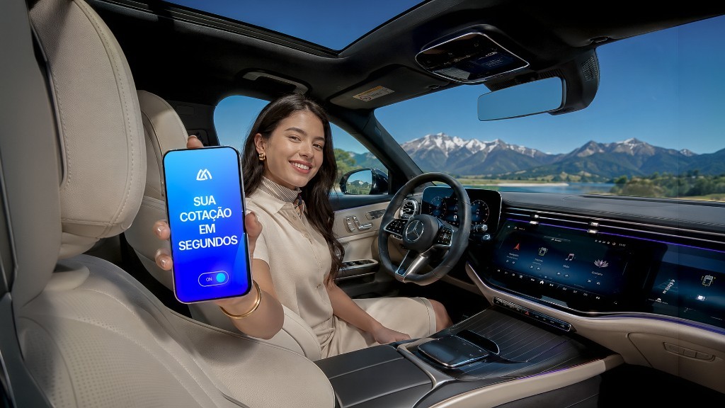 Banner Madalozzo Seguros: cliente no carro mostrando o app com a mensagem Sua cotação em segundos